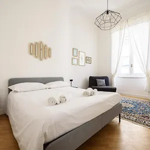 https://largo-vasto-a-chiaia-82.hotels-amalfi.com